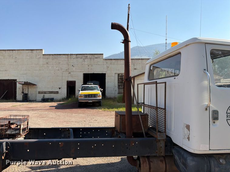 image for item FK4581 1983 International 1654 truck cab and chassis