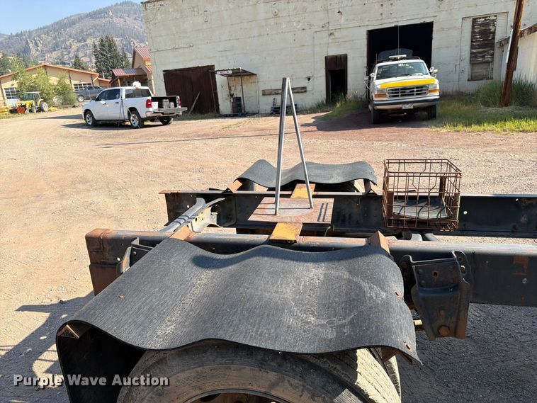 image for item FK4581 1983 International 1654 truck cab and chassis