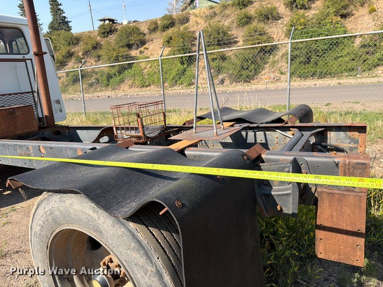 image for item FK4581 1983 International 1654 truck cab and chassis