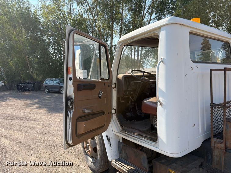 image for item FK4581 1983 International 1654 truck cab and chassis