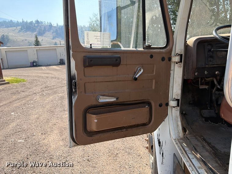 image for item FK4581 1983 International 1654 truck cab and chassis
