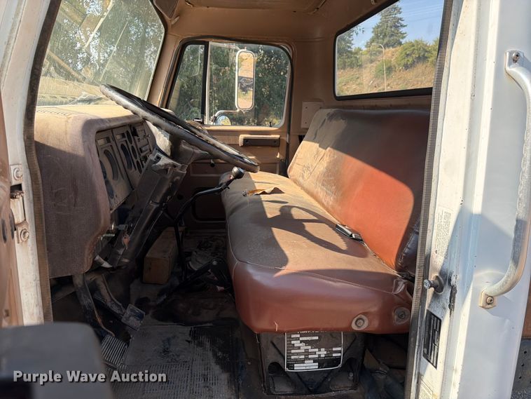 image for item FK4581 1983 International 1654 truck cab and chassis