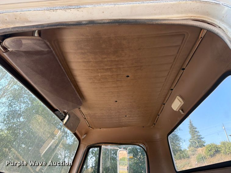 image for item FK4581 1983 International 1654 truck cab and chassis