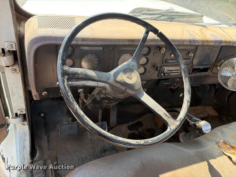 image for item FK4581 1983 International 1654 truck cab and chassis