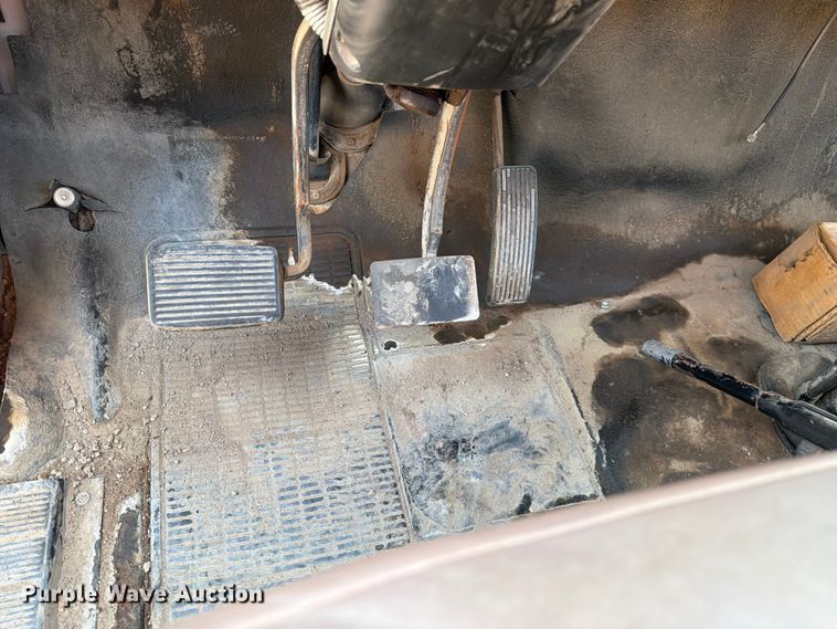 image for item FK4581 1983 International 1654 truck cab and chassis