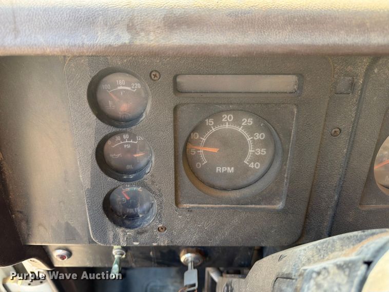 image for item FK4581 1983 International 1654 truck cab and chassis
