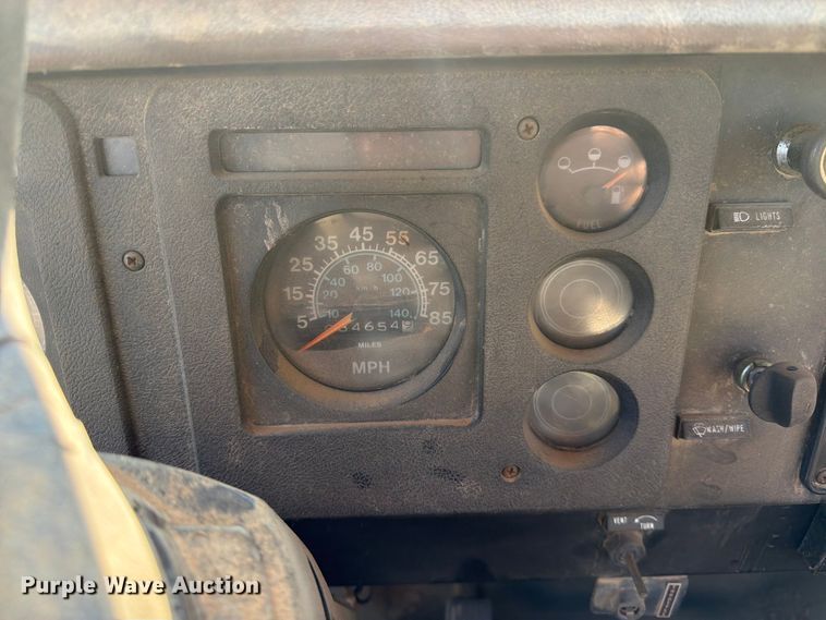 image for item FK4581 1983 International 1654 truck cab and chassis