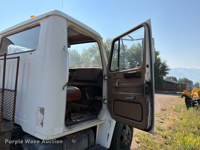 image for item FK4581 1983 International 1654 truck cab and chassis