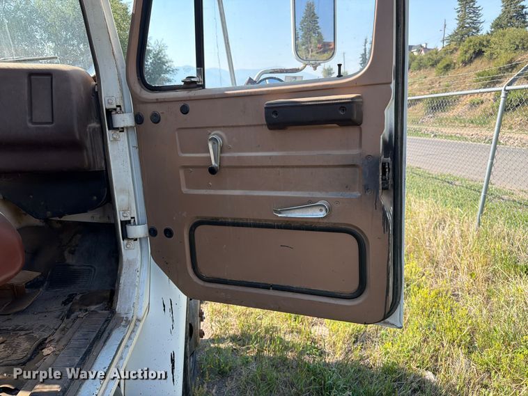 image for item FK4581 1983 International 1654 truck cab and chassis