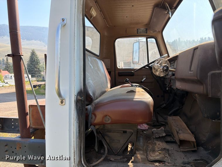 image for item FK4581 1983 International 1654 truck cab and chassis