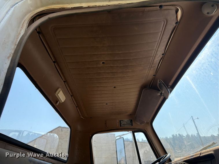 image for item FK4581 1983 International 1654 truck cab and chassis