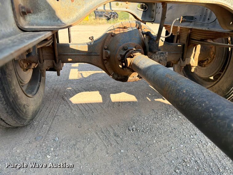 image for item FK4581 1983 International 1654 truck cab and chassis
