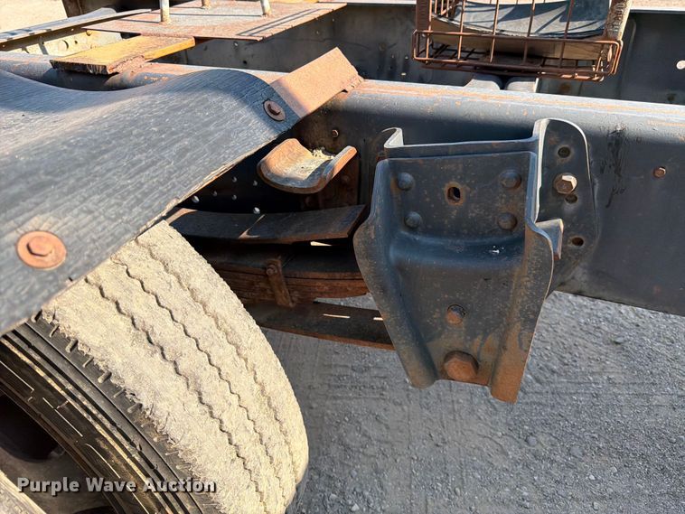 image for item FK4581 1983 International 1654 truck cab and chassis