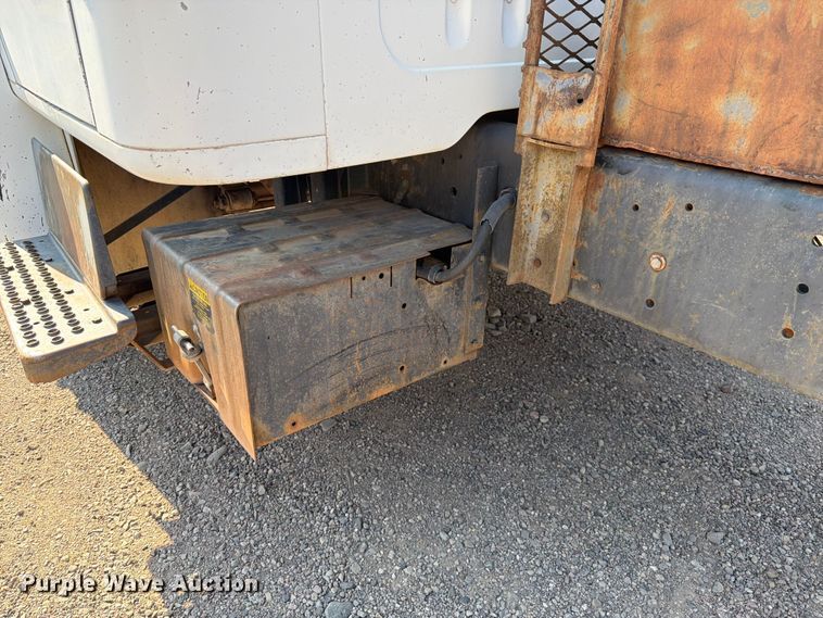 image for item FK4581 1983 International 1654 truck cab and chassis