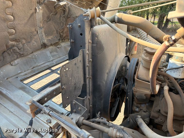 image for item FK4581 1983 International 1654 truck cab and chassis