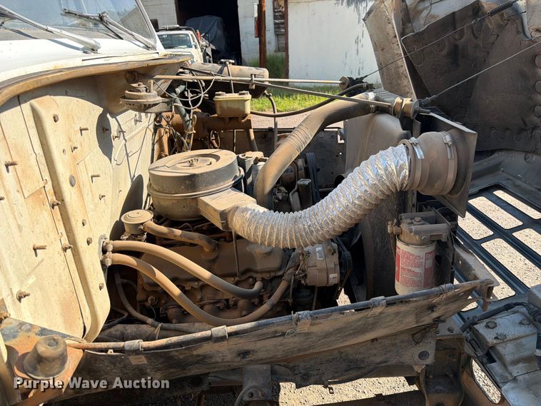 image for item FK4581 1983 International 1654 truck cab and chassis