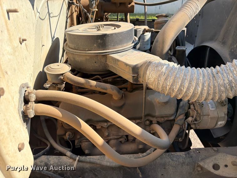 image for item FK4581 1983 International 1654 truck cab and chassis