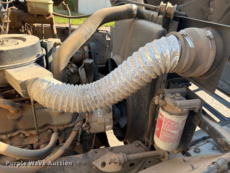 image for item FK4581 1983 International 1654 truck cab and chassis