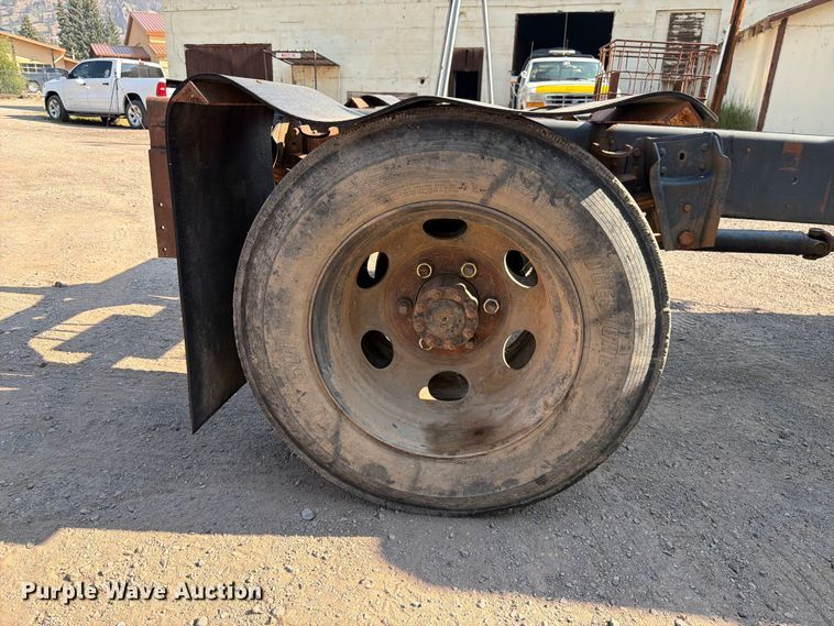 image for item FK4581 1983 International 1654 truck cab and chassis