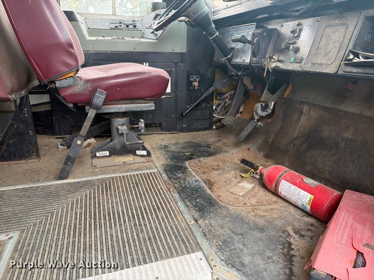image for item FK5144 2001 International 3800 school bus