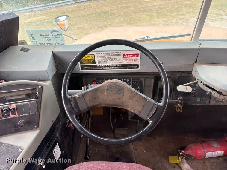 image for item FK5144 2001 International 3800 school bus