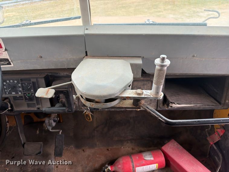 image for item FK5144 2001 International 3800 school bus