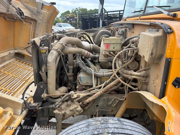 image for item FK5144 2001 International 3800 school bus