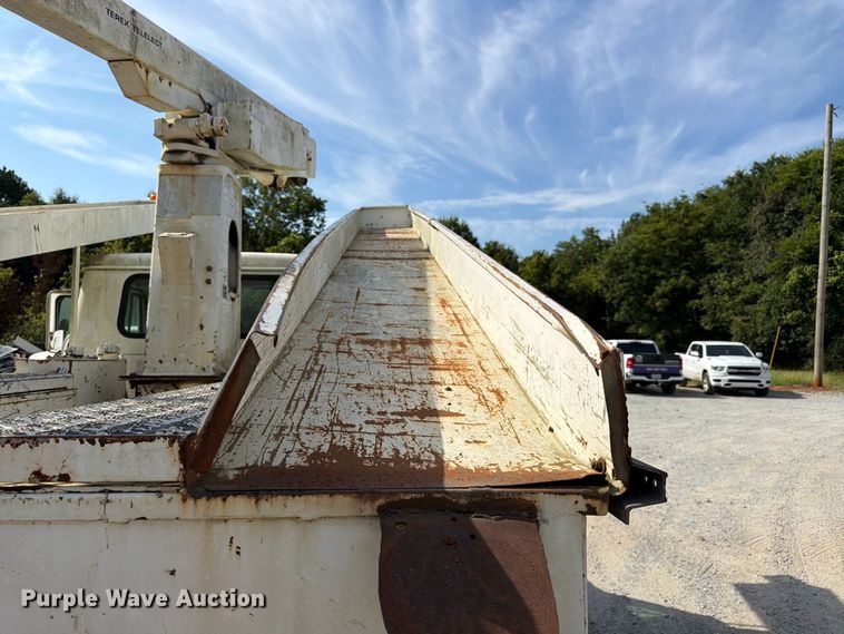 image for item FN2047 1999 International 4700 bucket truck