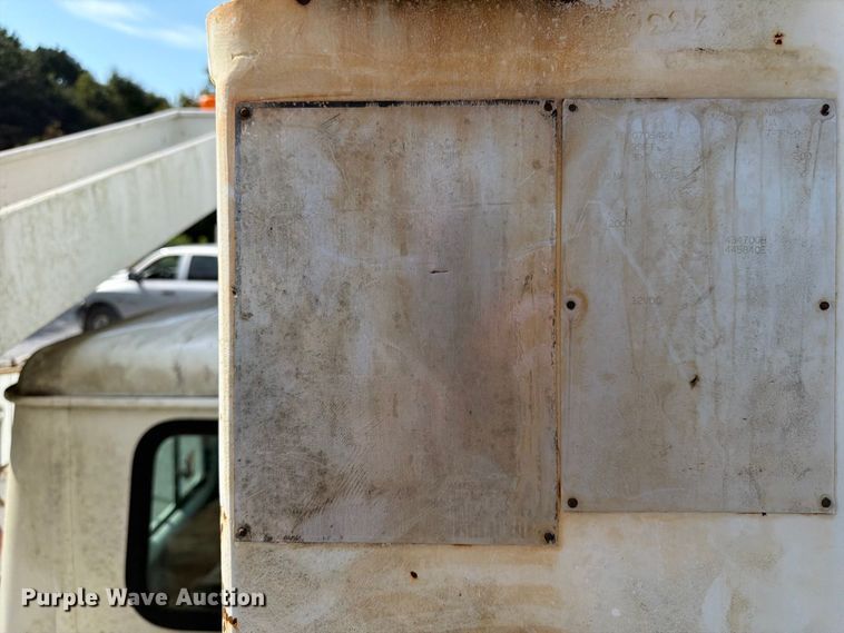 image for item FN2047 1999 International 4700 bucket truck