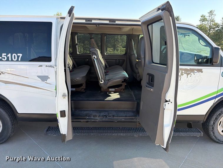 image for item FN5852 2009 Chevrolet Express 3500 van