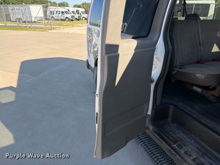 image for item FN5852 2009 Chevrolet Express 3500 van