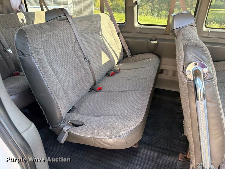 image for item FN5852 2009 Chevrolet Express 3500 van