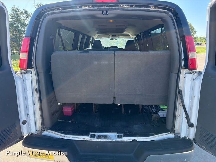 image for item FN5852 2009 Chevrolet Express 3500 van
