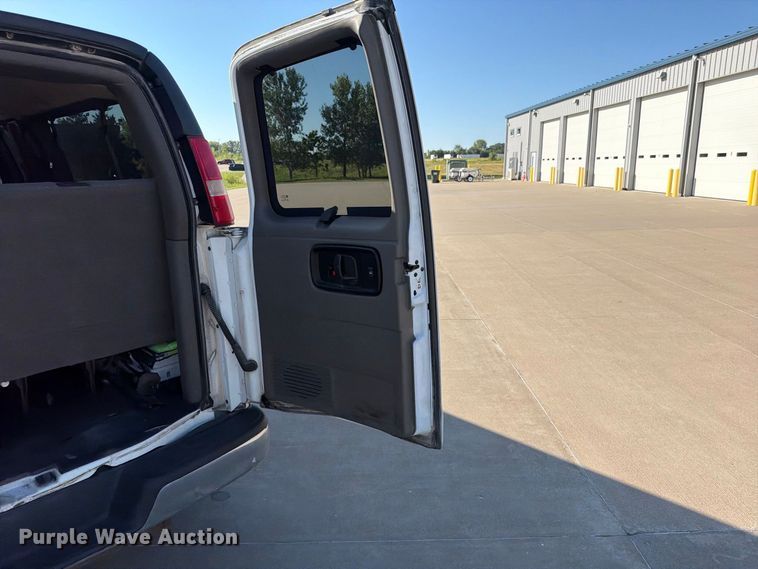 image for item FN5852 2009 Chevrolet Express 3500 van