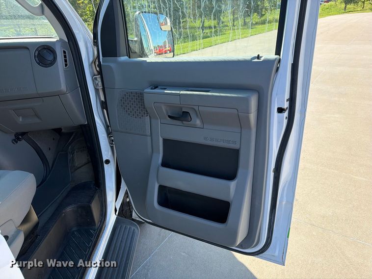image for item FN5853 2013 Ford Econoline E350 van