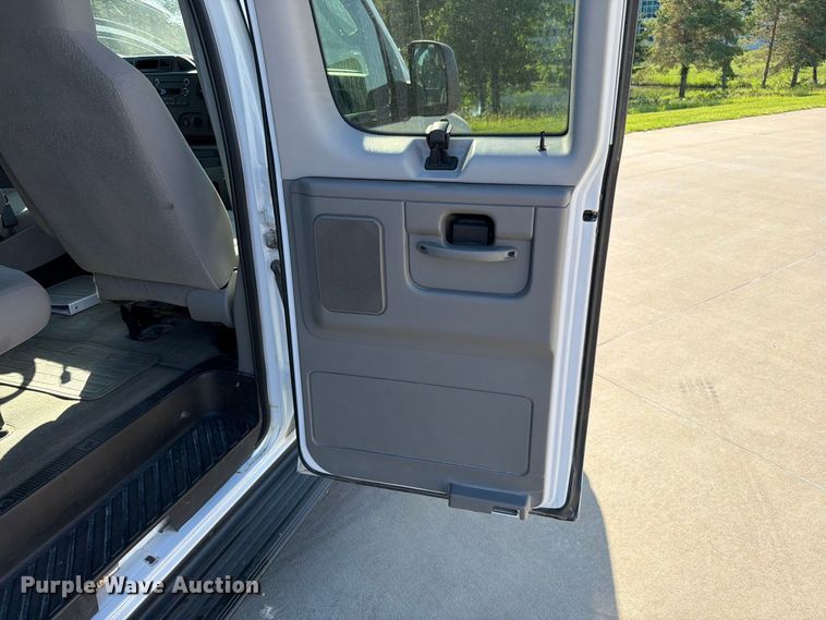 image for item FN5853 2013 Ford Econoline E350 van