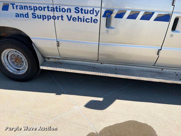 image for item FN5856 2003 Ford E350 van