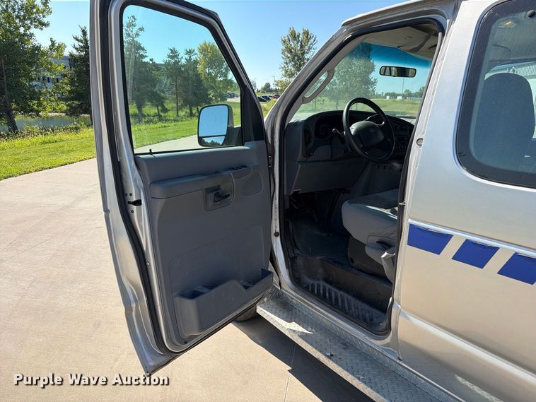 image for item FN5856 2003 Ford E350 van