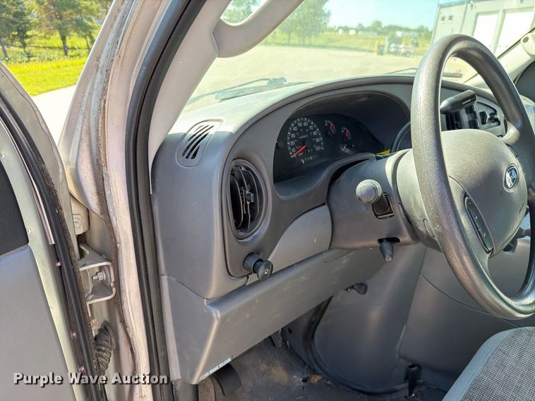 image for item FN5856 2003 Ford E350 van
