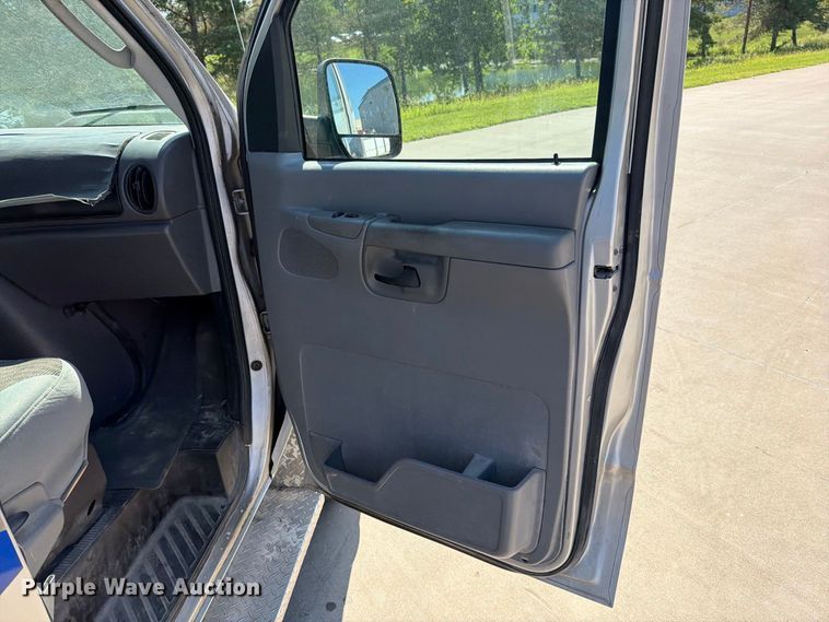 image for item FN5856 2003 Ford E350 van