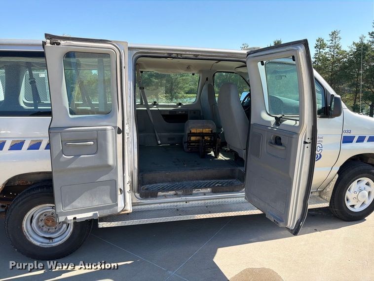 image for item FN5856 2003 Ford E350 van