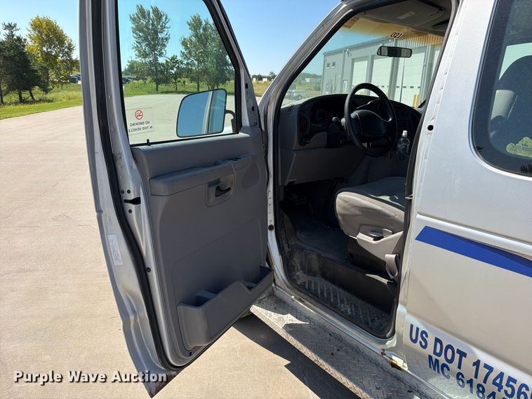 image for item FN5857 2002 Ford E350 van