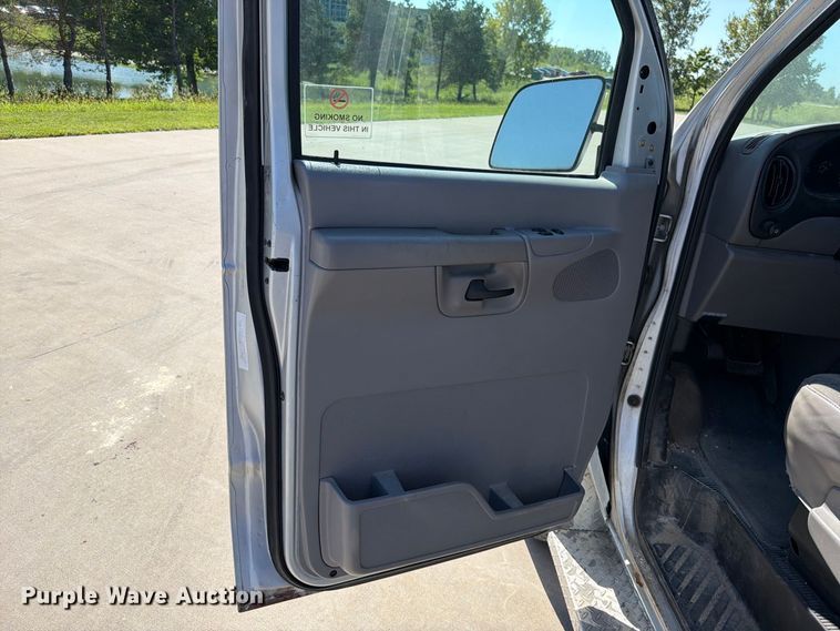 image for item FN5857 2002 Ford E350 van