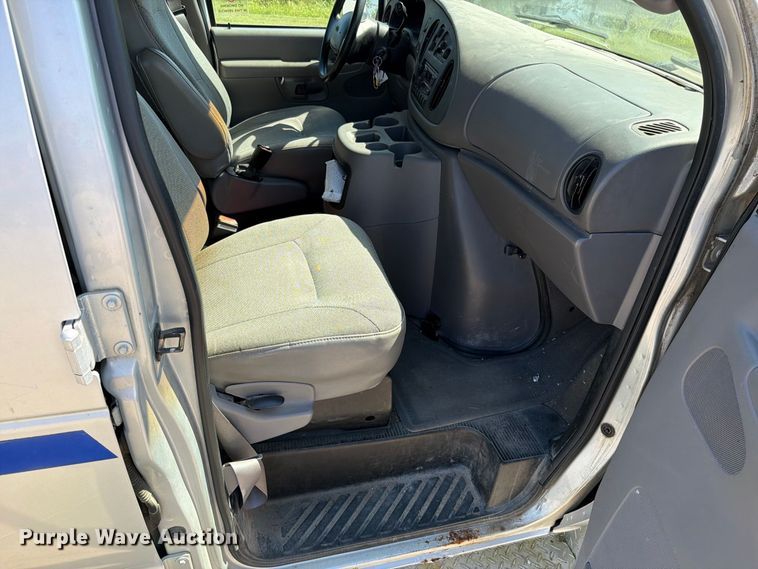 image for item FN5857 2002 Ford E350 van