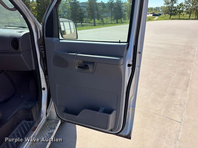 image for item FN5857 2002 Ford E350 van