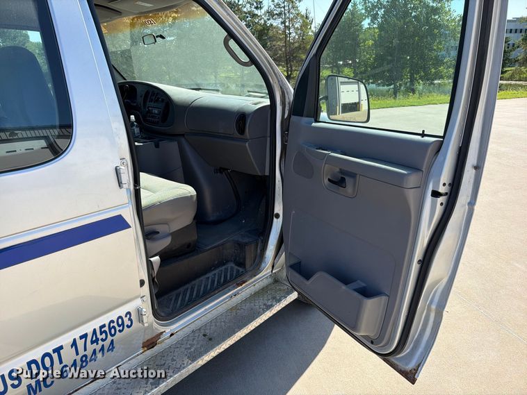 image for item FN5857 2002 Ford E350 van
