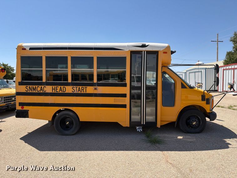image for item FO3001 2001 Chevrolet Express 3500 school bus