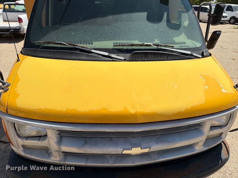 image for item FO3001 2001 Chevrolet Express 3500 school bus