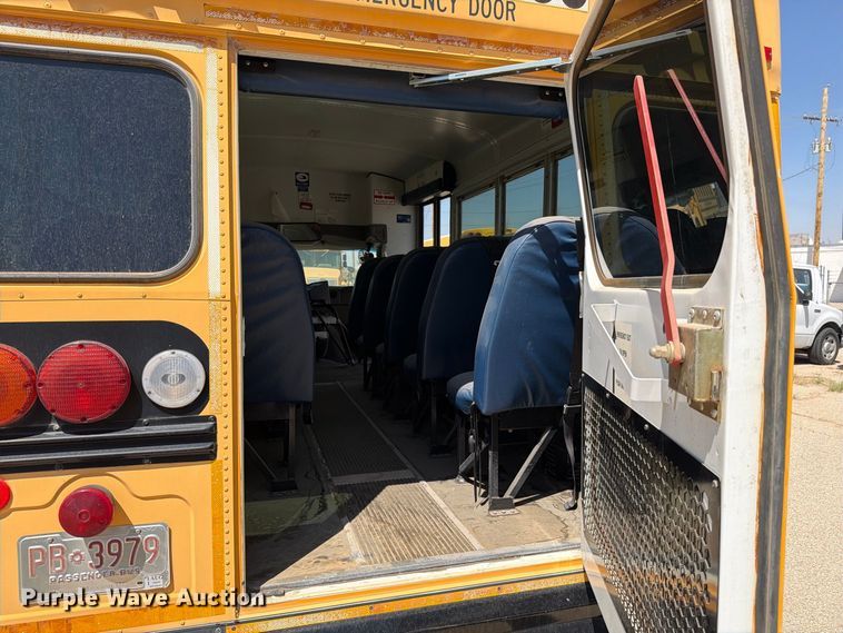 image for item FO3001 2001 Chevrolet Express 3500 school bus