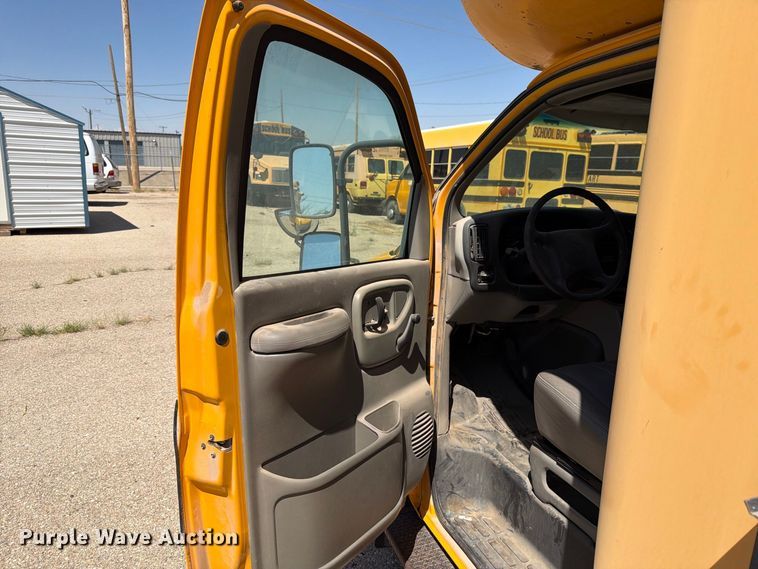 image for item FO3001 2001 Chevrolet Express 3500 school bus